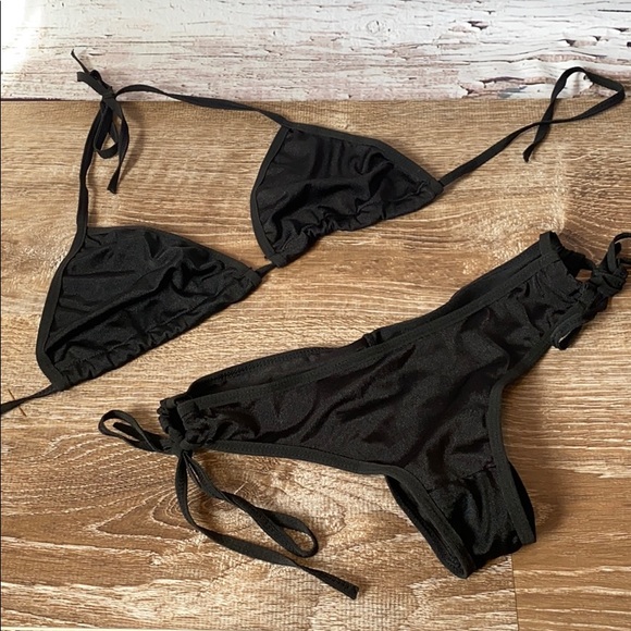 Other - NWOT Black scrunch bottom string bikini